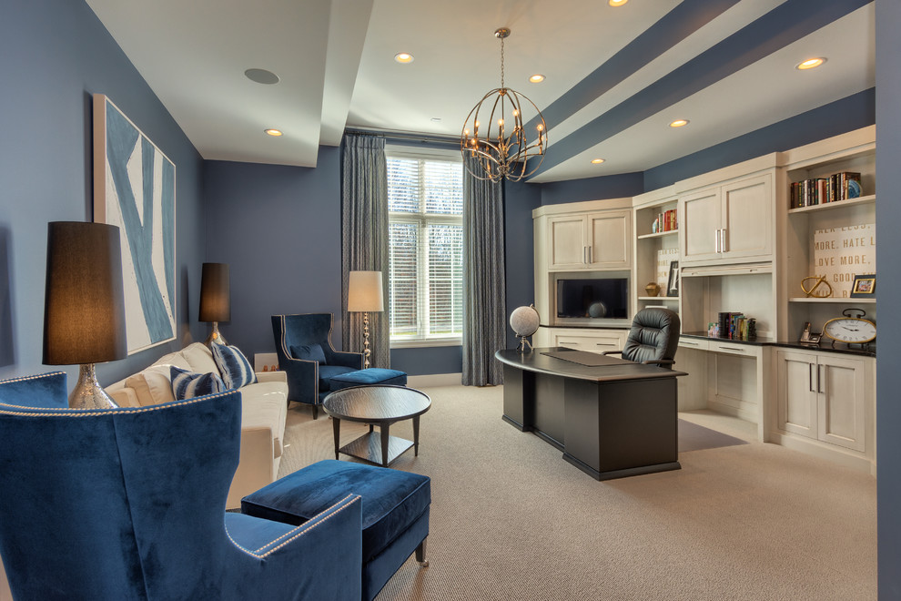 グランドラピッズにあるトラディショナルスタイルのおしゃれなホームオフィス・書斎 (青い壁、カーペット敷き、暖炉なし、ベージュの床) の写真