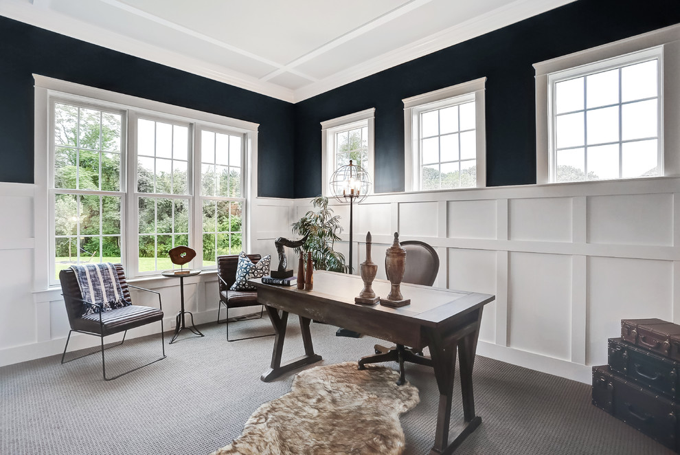 Ejemplo de despacho de estilo de casa de campo grande sin chimenea con paredes beige, moqueta, escritorio independiente y suelo azul