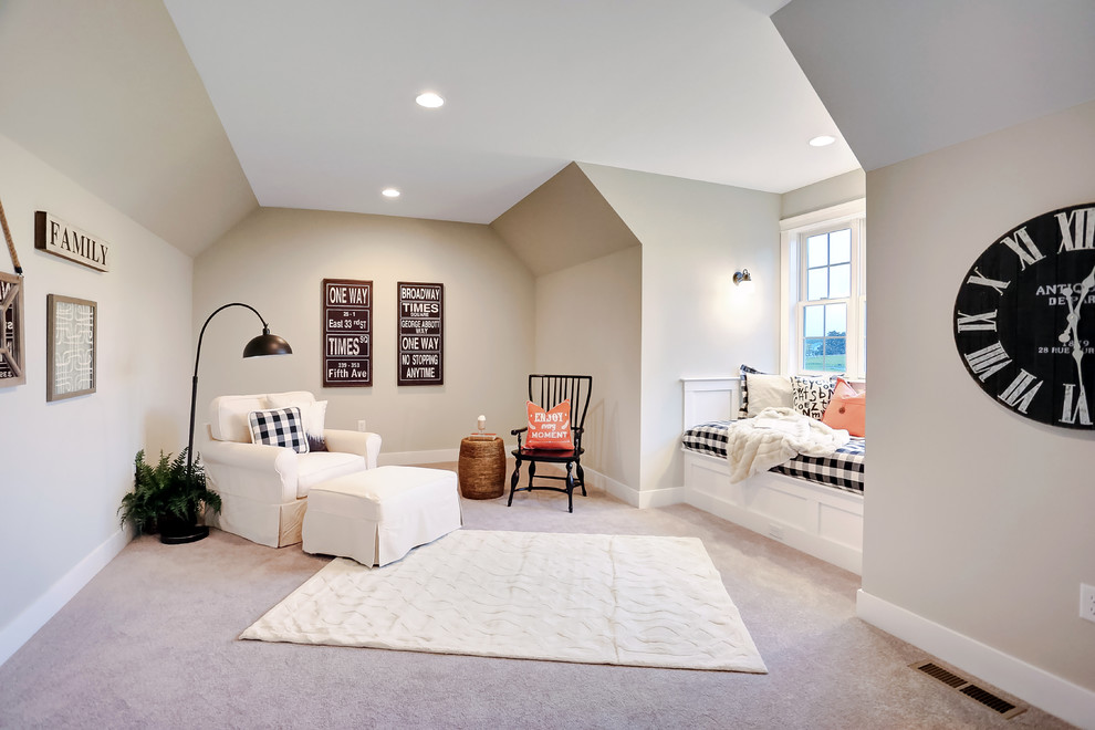 Ejemplo de sala de manualidades de estilo de casa de campo grande sin chimenea con paredes beige, moqueta y suelo beige