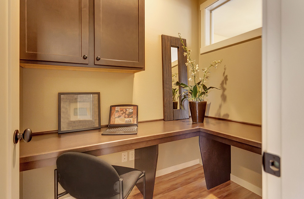 Kleines Klassisches Arbeitszimmer ohne Kamin mit beiger Wandfarbe und Einbau-Schreibtisch in Portland