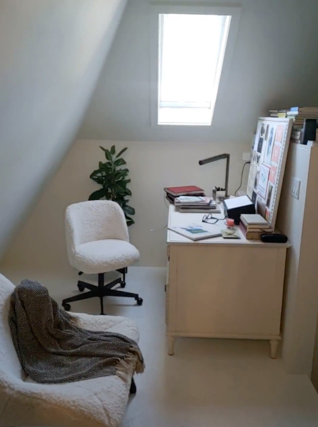 Imagen de despacho clásico renovado de tamaño medio sin chimenea con paredes blancas, moqueta, escritorio independiente y suelo blanco