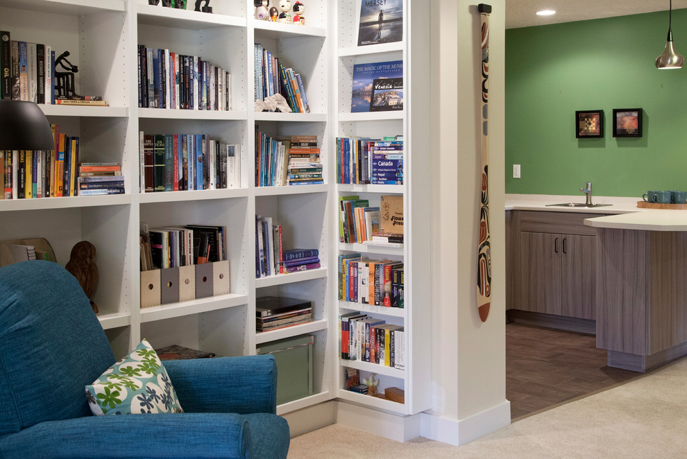 バンクーバーにある小さなコンテンポラリースタイルのおしゃれな書斎 (ベージュの壁、カーペット敷き、標準型暖炉、金属の暖炉まわり、ベージュの床) の写真