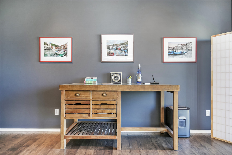 Ejemplo de despacho industrial pequeño con paredes grises, suelo de madera oscura, escritorio independiente y suelo marrón