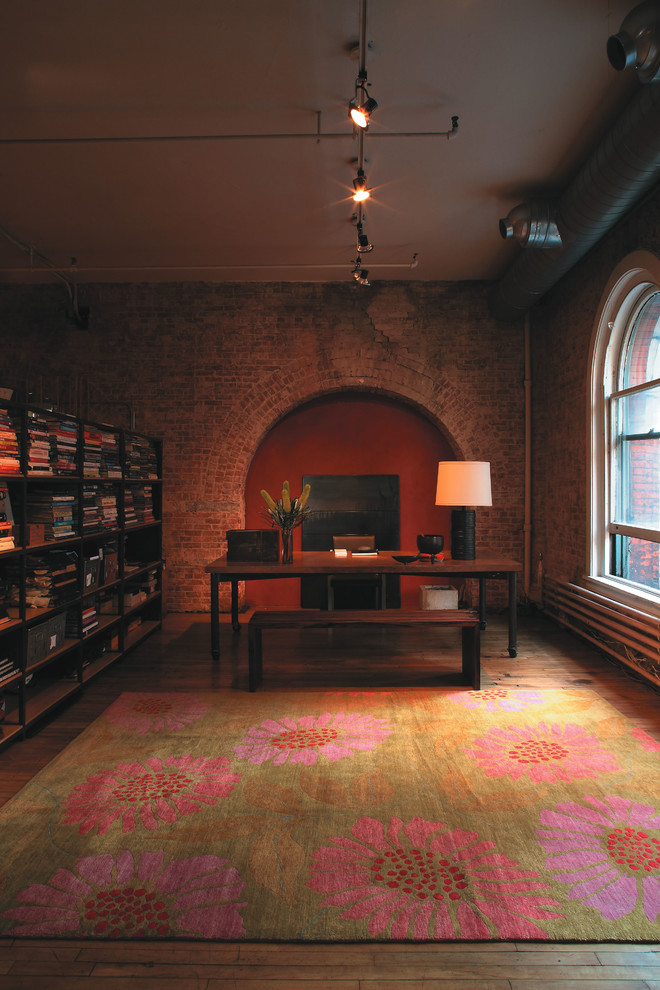 Großes Modernes Arbeitszimmer ohne Kamin mit Arbeitsplatz, roter Wandfarbe, braunem Holzboden und freistehendem Schreibtisch in Boston