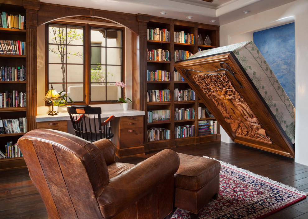 アルバカーキにあるサンタフェスタイルのおしゃれなホームオフィス・書斎の写真