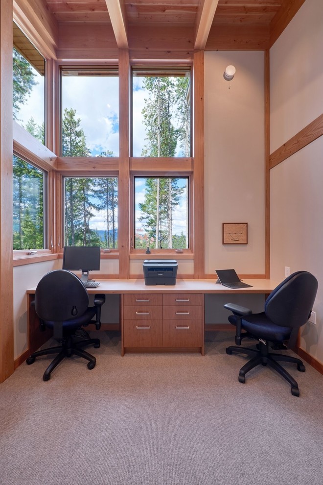 Cette photo montre un bureau craftsman de taille moyenne avec un mur beige, moquette, aucune cheminée et un bureau intégré.