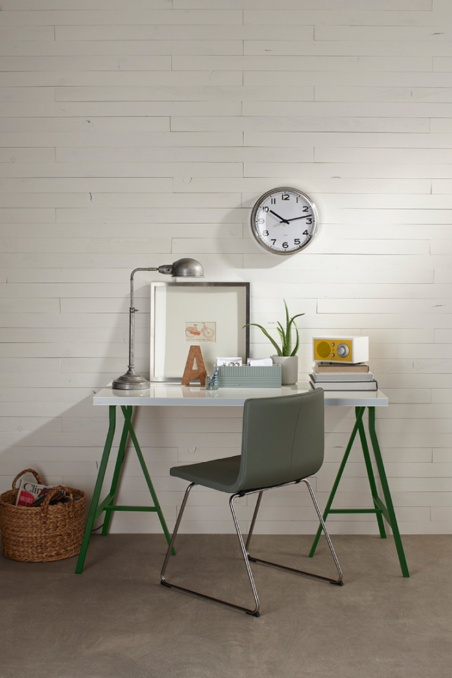 Mittelgroßes Skandinavisches Arbeitszimmer ohne Kamin mit Studio, weißer Wandfarbe, Laminat, freistehendem Schreibtisch und grauem Boden