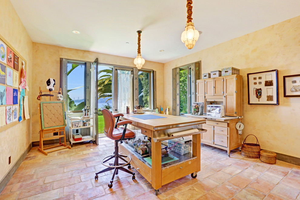 Пример оригинального дизайна: домашняя мастерская в классическом стиле с желтыми стенами и отдельно стоящим рабочим столом