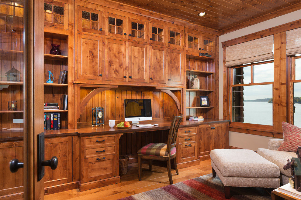 Foto de despacho clásico de tamaño medio sin chimenea con paredes beige, escritorio empotrado, suelo de madera en tonos medios y suelo marrón