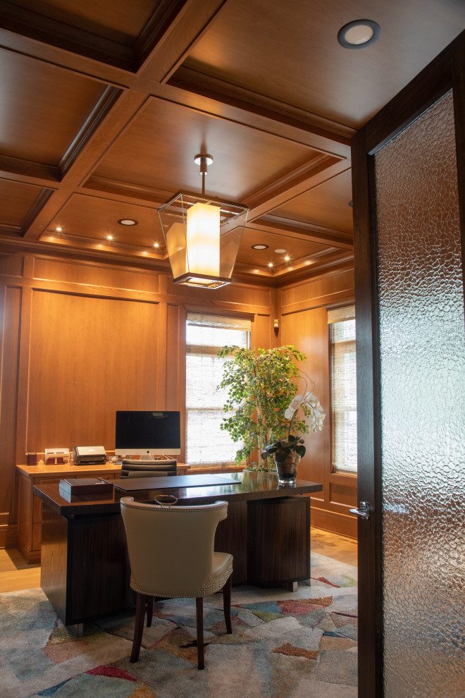 Esempio di un grande ufficio stile marino con pareti marroni, pavimento in legno massello medio, scrivania autoportante, pavimento marrone, soffitto a cassettoni e pannellatura