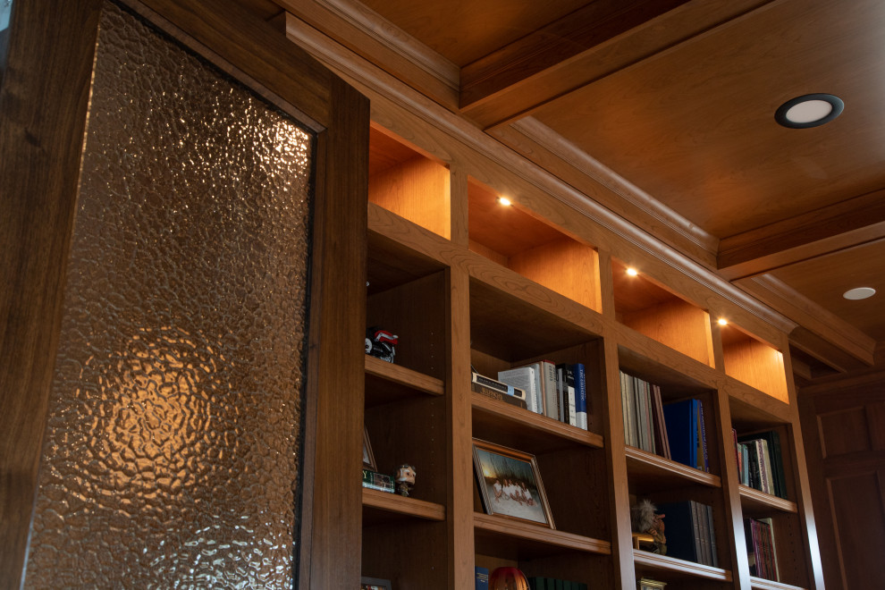Idéer för ett stort maritimt hemmabibliotek, med bruna väggar, mellanmörkt trägolv, ett fristående skrivbord och brunt golv