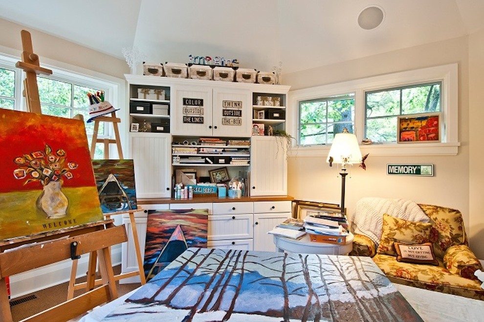 Idéer för mellanstora vintage hobbyrum, med beige väggar, mörkt trägolv, ett inbyggt skrivbord och brunt golv