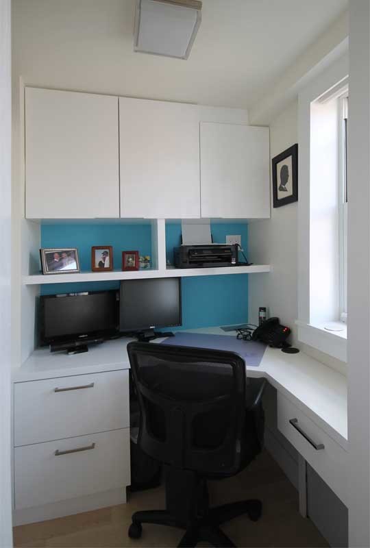 Idee per un ufficio contemporaneo di medie dimensioni con pareti bianche, parquet chiaro e scrivania incassata