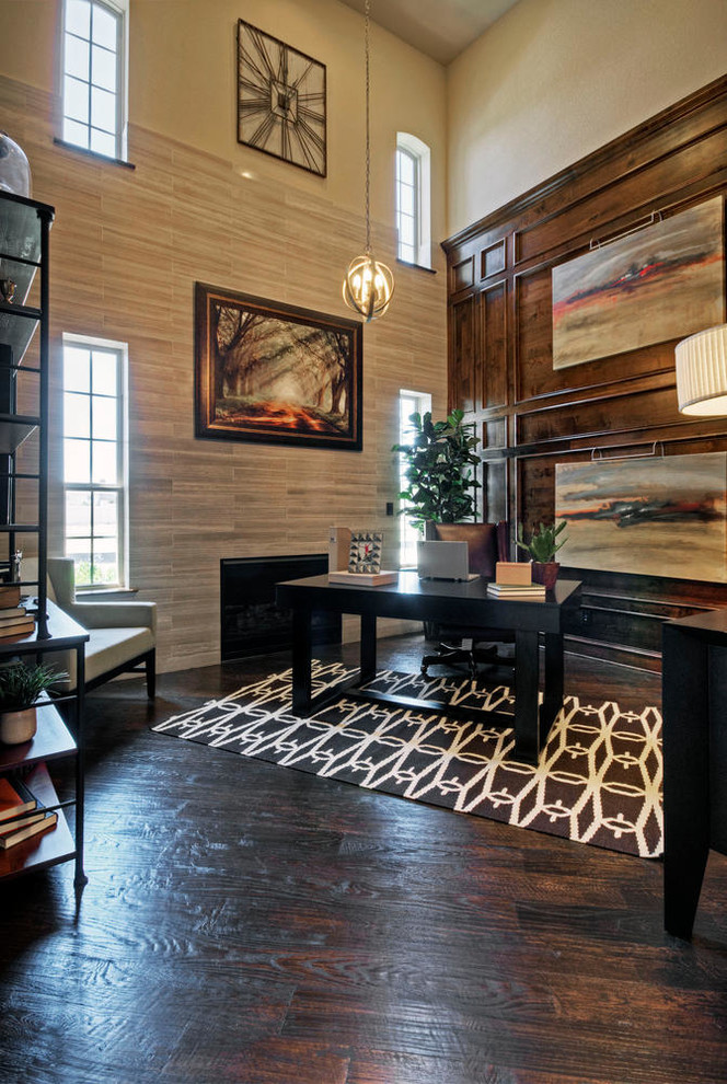 Großes Modernes Arbeitszimmer mit Arbeitsplatz, beiger Wandfarbe, dunklem Holzboden, Kamin, gefliester Kaminumrandung und freistehendem Schreibtisch in Dallas