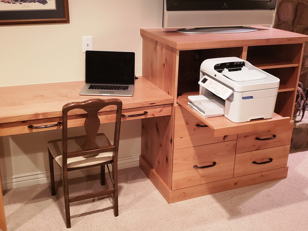 Exemple d'un petit bureau craftsman avec un mur beige, moquette, une cheminée standard, un bureau intégré et un sol beige.