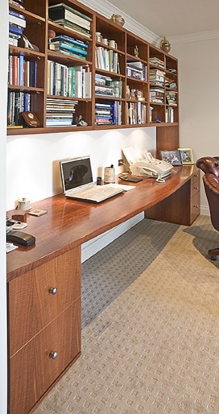 Inspiration för mellanstora moderna arbetsrum, med vita väggar, heltäckningsmatta och ett fristående skrivbord