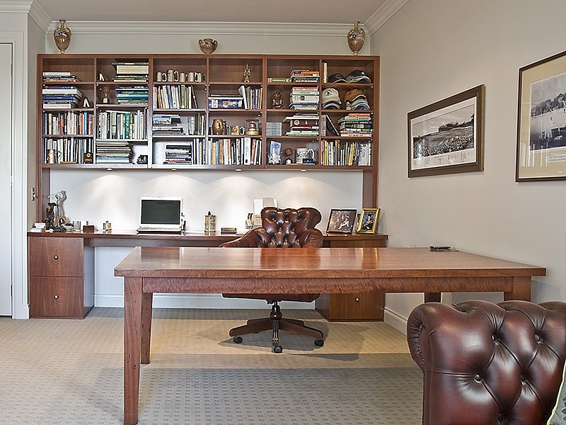 На фото: кабинет среднего размера в современном стиле с белыми стенами, ковровым покрытием и отдельно стоящим рабочим столом с