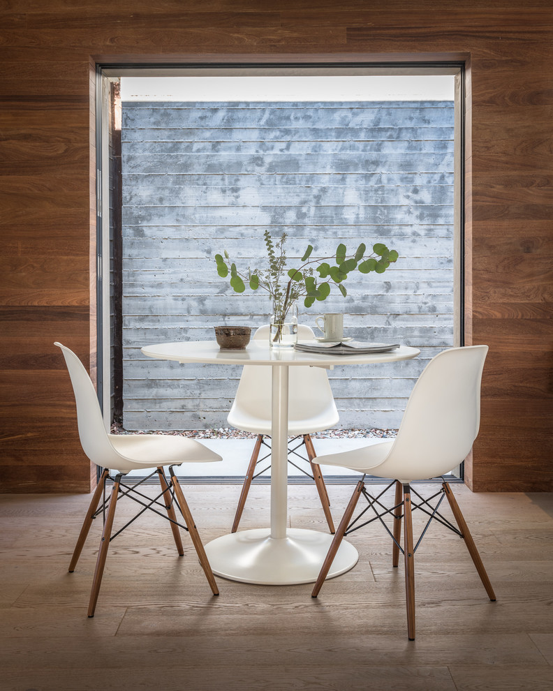 Источник вдохновения для домашнего уюта: столовая среднего размера в современном стиле с коричневыми стенами, паркетным полом среднего тона и серым полом