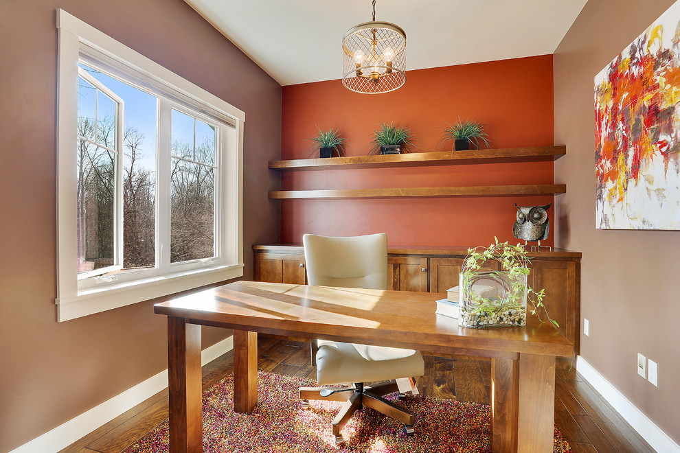 Cette photo montre un bureau chic avec un mur multicolore, parquet foncé, aucune cheminée et un bureau indépendant.