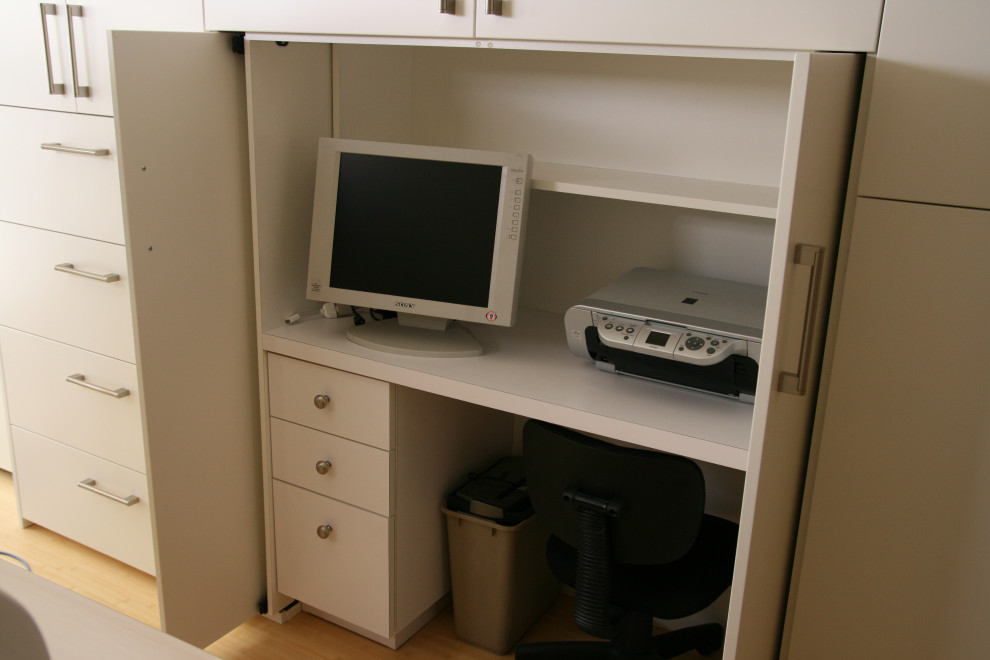 Kleines Modernes Arbeitszimmer mit Studio, beiger Wandfarbe, hellem Holzboden, Einbau-Schreibtisch und braunem Boden in Toronto