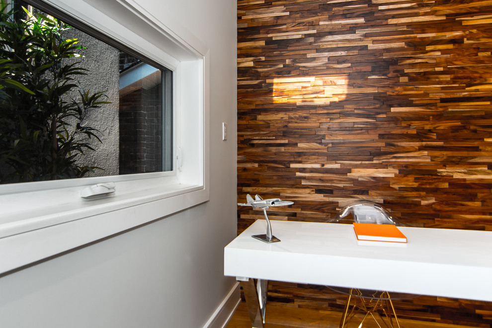 Ispirazione per un piccolo ufficio minimal con pareti grigie, pavimento in legno massello medio e scrivania autoportante
