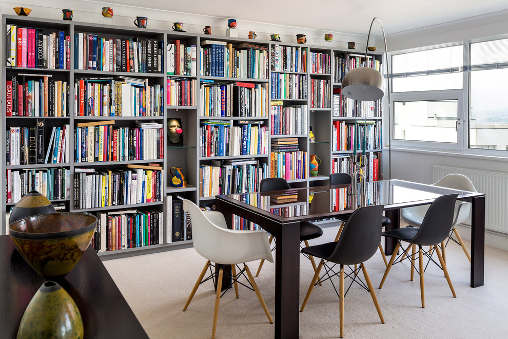 Inspiration för stora moderna hemmabibliotek, med vita väggar, heltäckningsmatta, ett fristående skrivbord och vitt golv