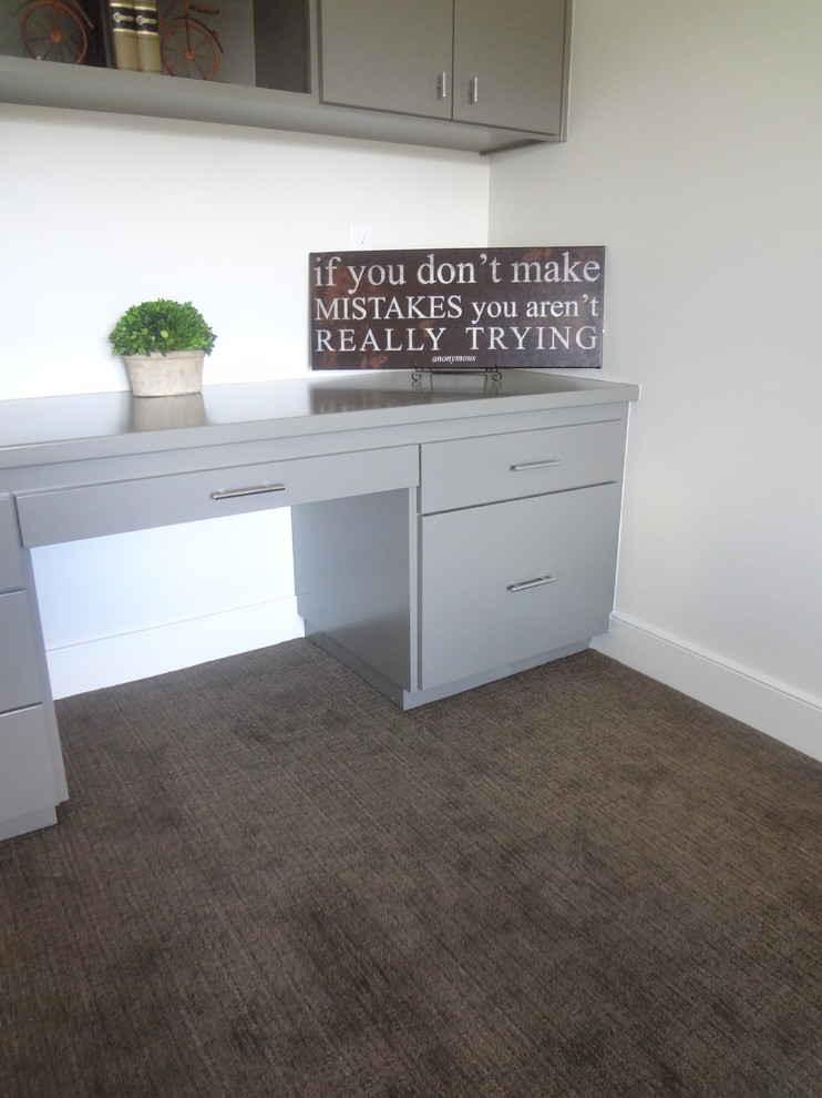 Ejemplo de despacho contemporáneo de tamaño medio sin chimenea con paredes blancas, moqueta y escritorio empotrado