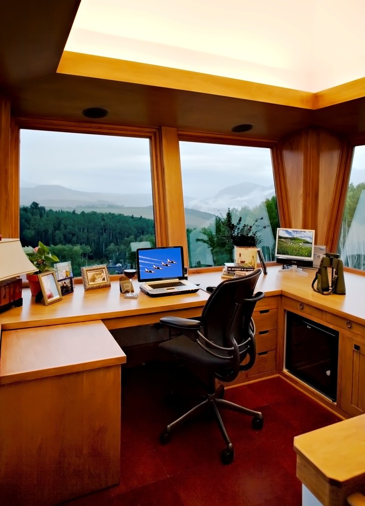 Foto de despacho clásico renovado con escritorio empotrado y suelo verde