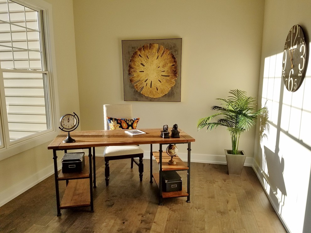 Foto di un piccolo studio chic con pareti beige, parquet scuro, scrivania autoportante, nessun camino e pavimento marrone