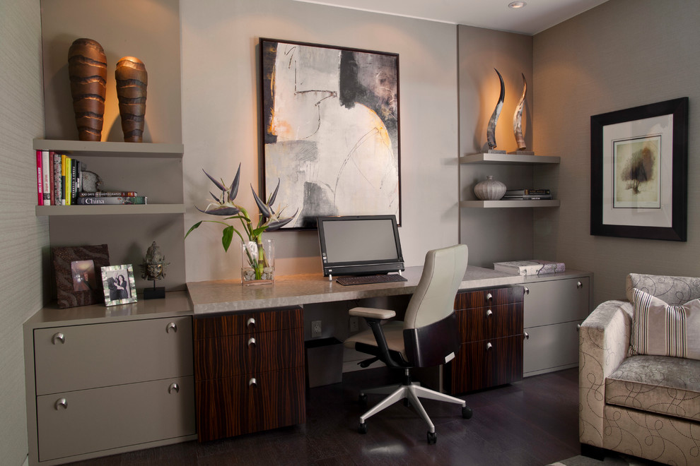 Foto de despacho contemporáneo grande sin chimenea con paredes grises, suelo de madera oscura y escritorio empotrado