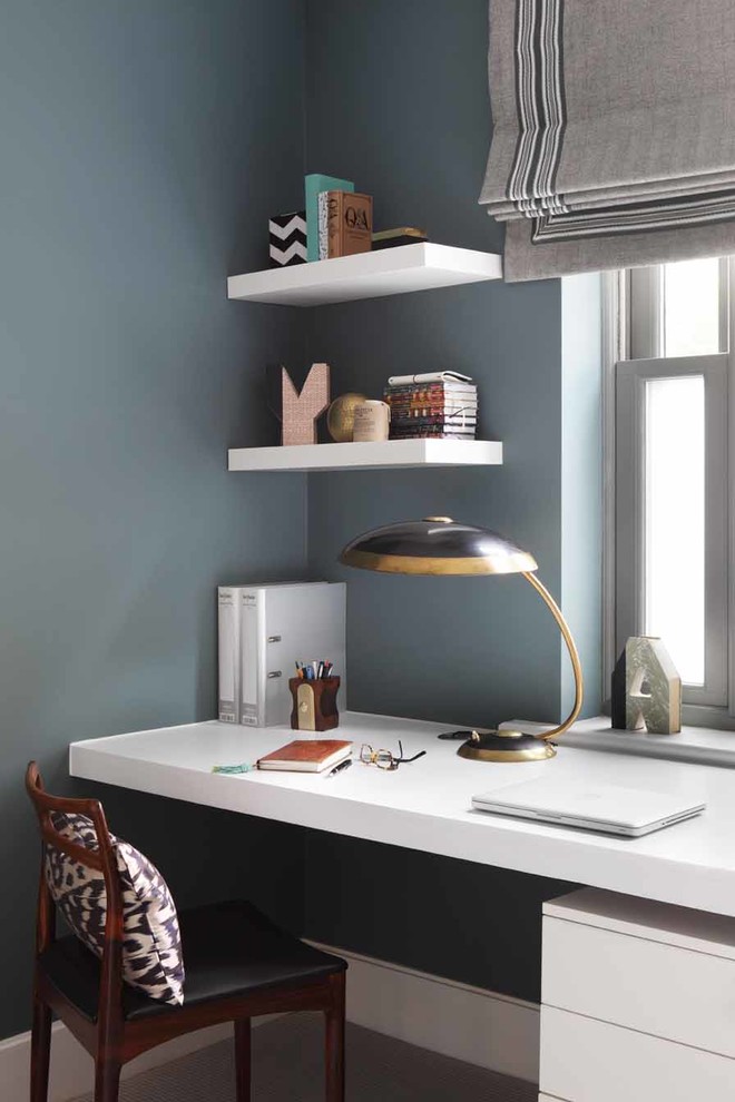 Источник вдохновения для домашнего уюта: рабочее место в стиле неоклассика (современная классика) с серыми стенами и встроенным рабочим столом