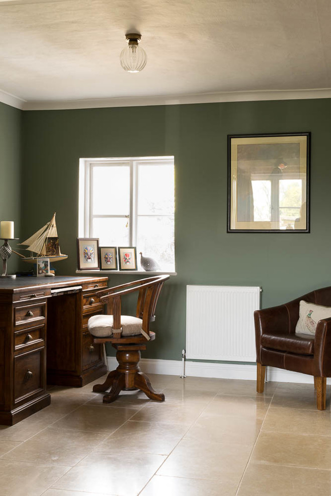 Klassisches Arbeitszimmer mit grüner Wandfarbe, Kalkstein und beigem Boden in Cambridgeshire