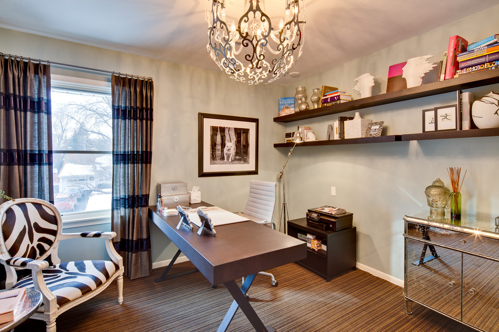 Стильный дизайн: кабинет в стиле фьюжн с серыми стенами, ковровым покрытием, отдельно стоящим рабочим столом и коричневым полом - последний тренд