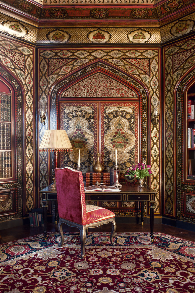 Источник вдохновения для домашнего уюта: огромный кабинет в средиземноморском стиле с разноцветными стенами, ковровым покрытием и отдельно стоящим рабочим столом
