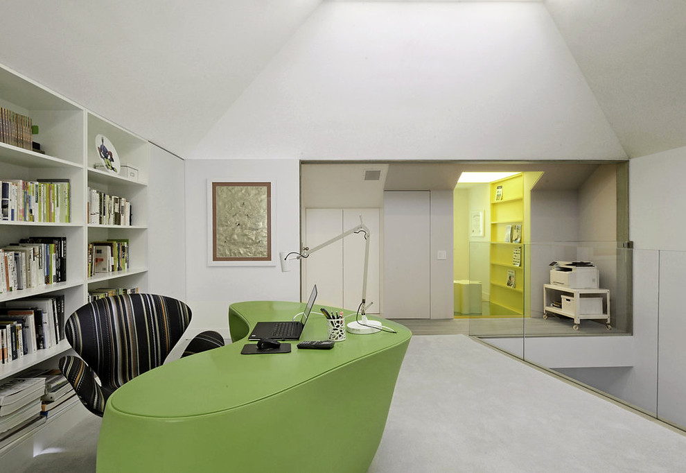 Idee per un grande ufficio contemporaneo con pareti bianche, moquette, nessun camino, scrivania autoportante e pavimento bianco