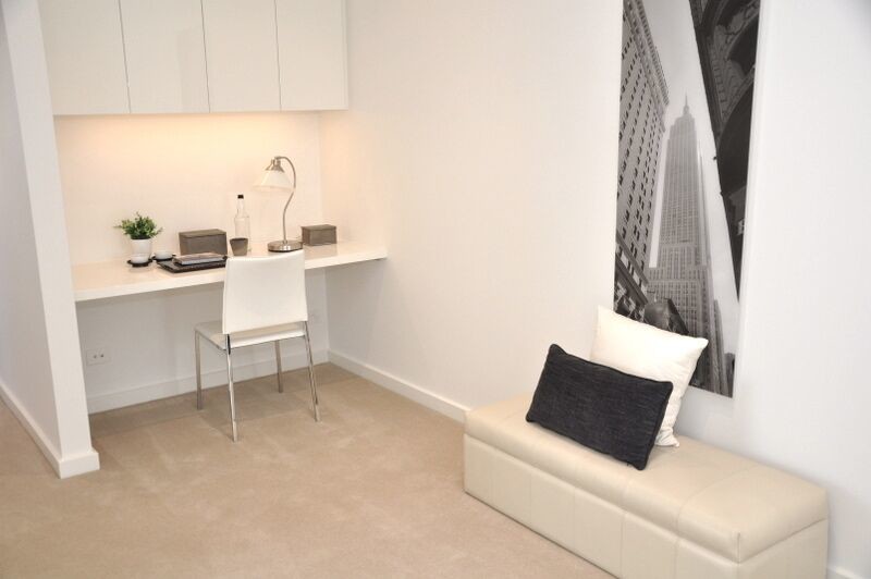 Cette photo montre un petit bureau tendance avec un mur blanc, moquette, un bureau intégré et un sol beige.
