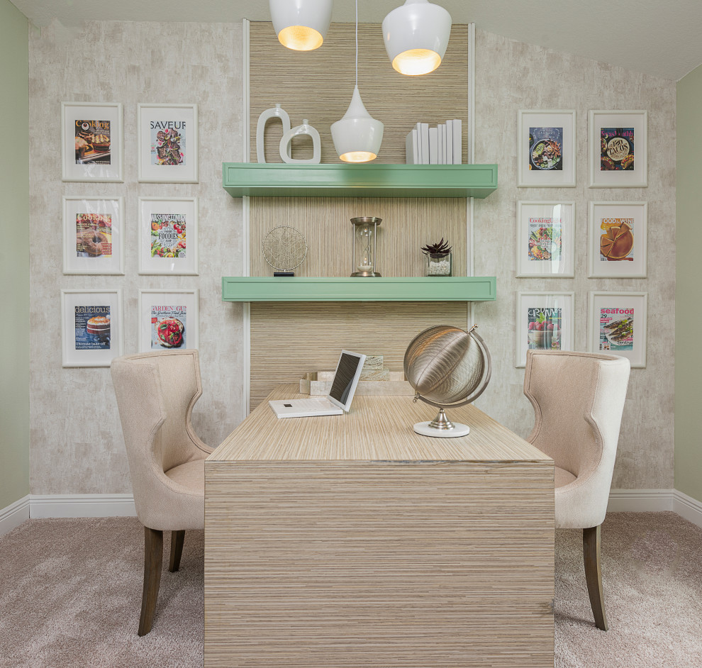 Modelo de despacho blanco moderno con paredes beige, moqueta, suelo beige y papel pintado