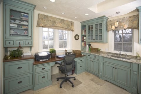 На фото: кабинет в стиле кантри с встроенным рабочим столом с