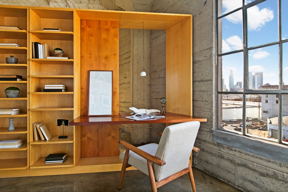 Ejemplo de despacho urbano con paredes grises, suelo de cemento, escritorio independiente y suelo gris