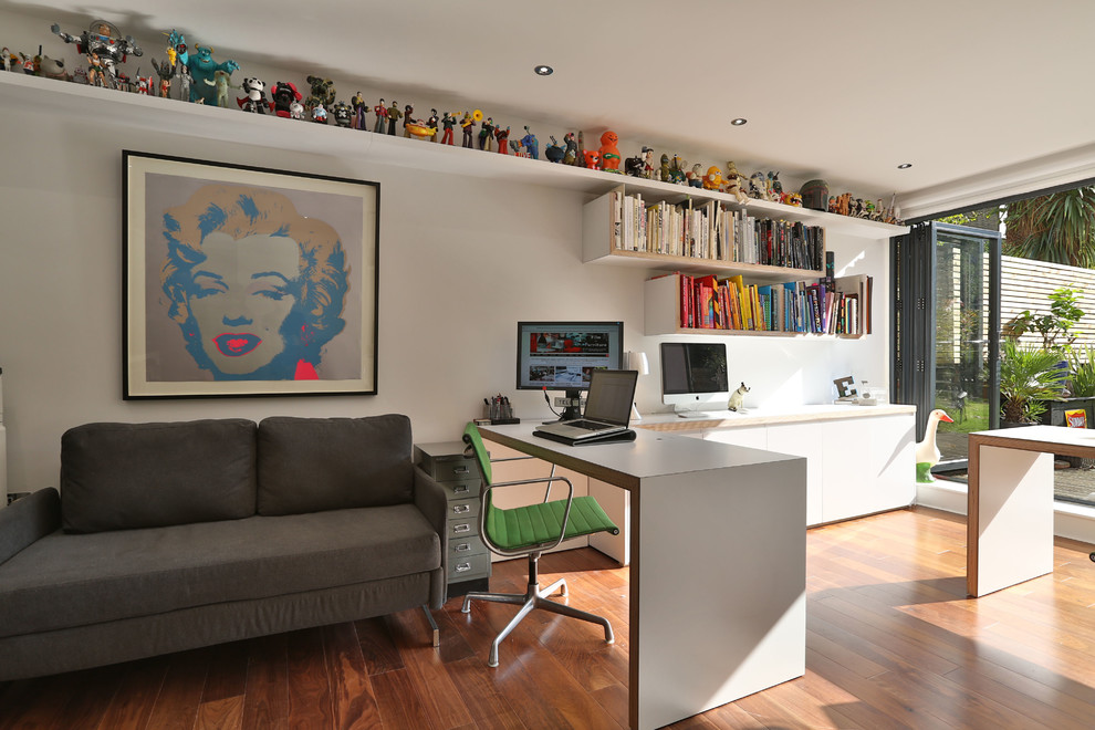 Inspiration pour un bureau bohème de taille moyenne et de type studio avec un mur blanc, parquet foncé et un bureau indépendant.