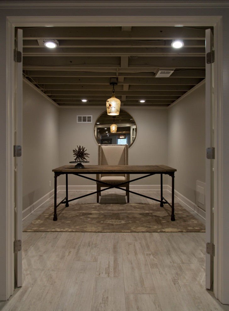 Стильный дизайн: кабинет среднего размера в стиле кантри с серыми стенами, светлым паркетным полом, отдельно стоящим рабочим столом и серым полом - последний тренд