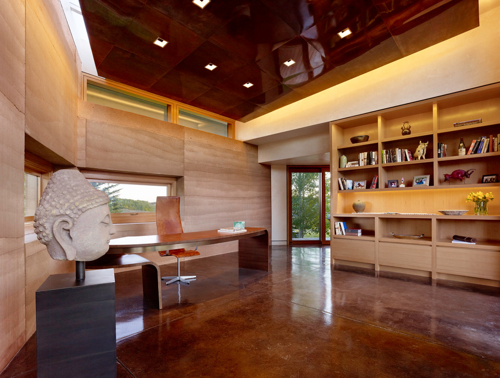 Свежая идея для дизайна: кабинет в стиле модернизм с отдельно стоящим рабочим столом - отличное фото интерьера