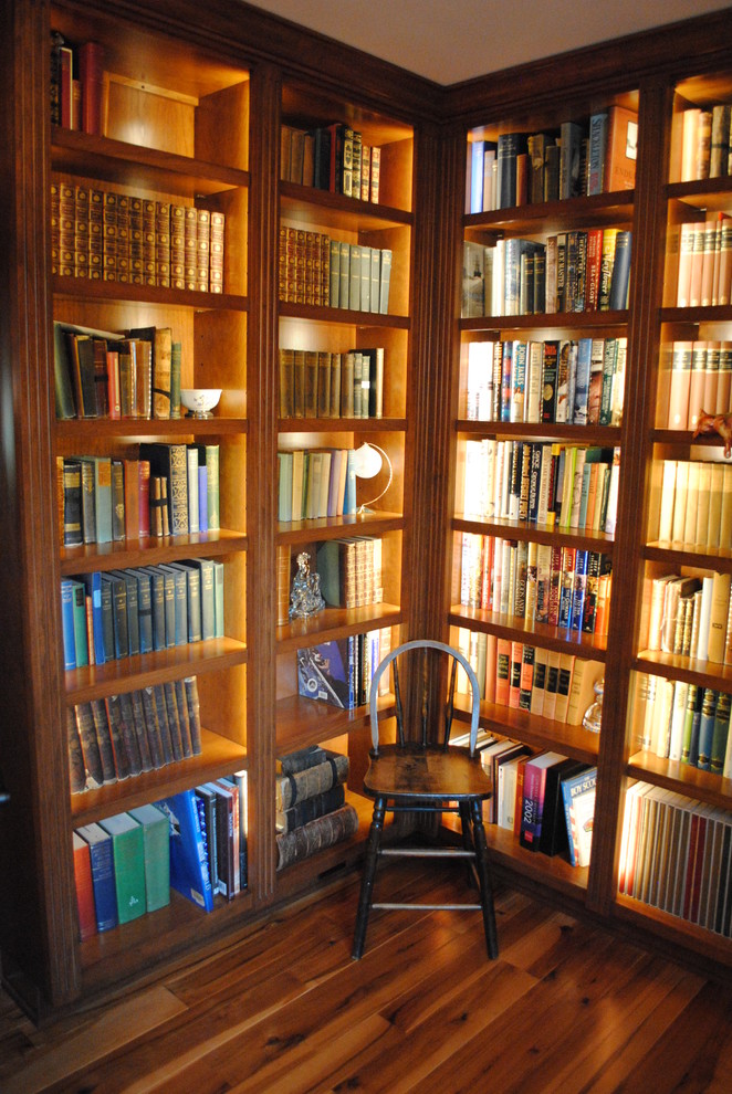 Mittelgroßes Klassisches Lesezimmer ohne Kamin mit braunem Holzboden in Cleveland
