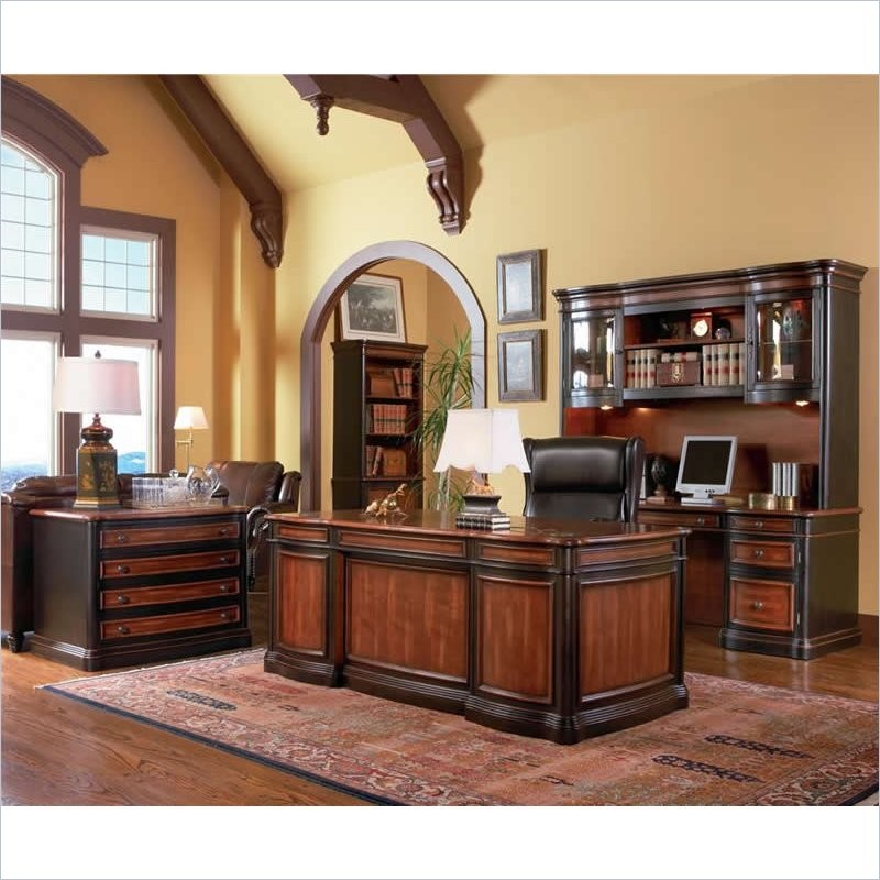 Exempel på ett stort klassiskt arbetsrum, med gula väggar, mellanmörkt trägolv och ett fristående skrivbord