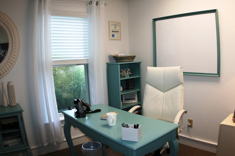 Источник вдохновения для домашнего уюта: маленький кабинет в морском стиле с белыми стенами и отдельно стоящим рабочим столом без камина для на участке и в саду