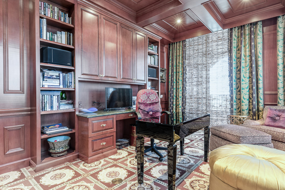 Стильный дизайн: большой кабинет в классическом стиле с коричневыми стенами, встроенным рабочим столом и разноцветным полом без камина - последний тренд