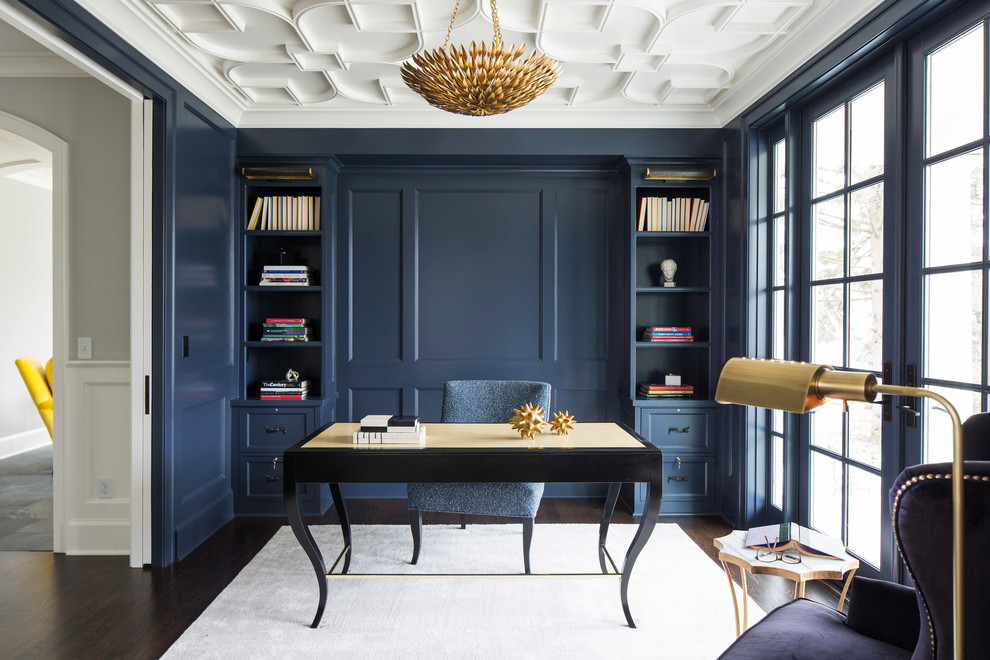 Idées déco pour un bureau classique de taille moyenne avec un mur bleu, parquet foncé, un bureau indépendant, aucune cheminée et un sol marron.