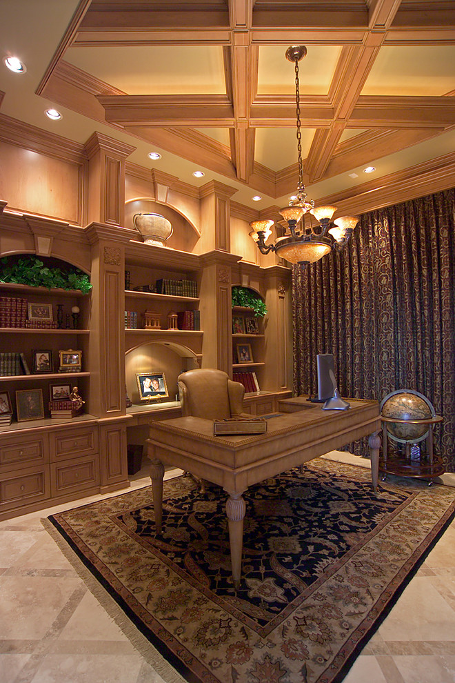 Ispirazione per un ampio ufficio tradizionale con pareti beige, pavimento in travertino e scrivania autoportante