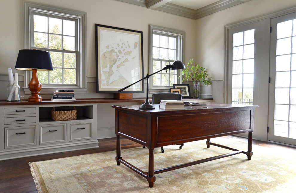 Идея дизайна: большой кабинет в классическом стиле с серыми стенами и отдельно стоящим рабочим столом