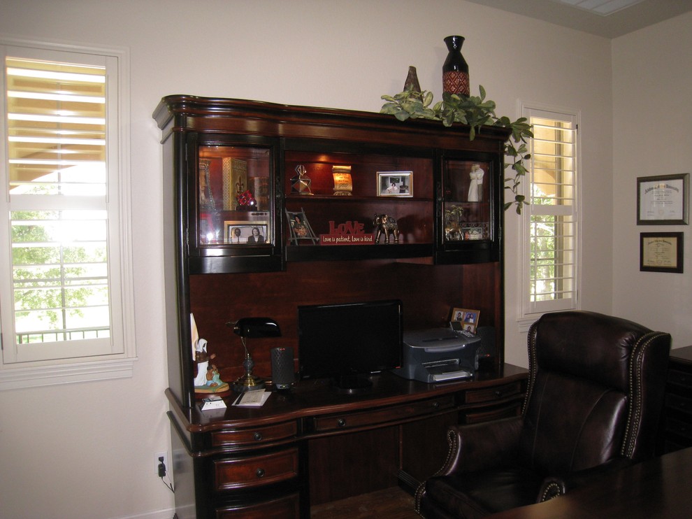 Foto de despacho clásico de tamaño medio con paredes blancas, suelo de travertino, escritorio independiente y suelo multicolor